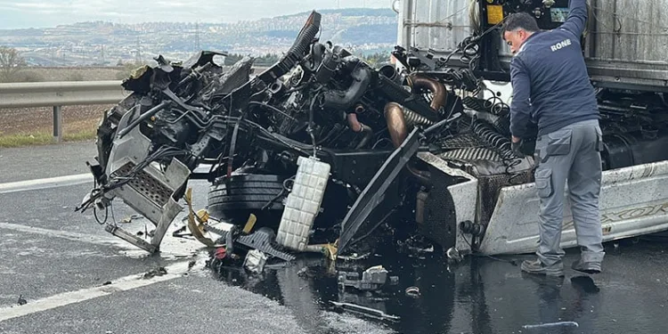 Yağmurla gelen kazalar: Düğün konvoyundaki otomobil bariyere çarptı, 5 kişi yaralandı