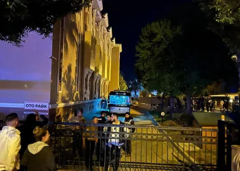 Arnavutköy’de bir çocuk düşürdüğü parasını almak için girdiği anıtta mahsur kaldı