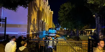 Arnavutköy’de bir çocuk düşürdüğü parasını almak için girdiği anıtta mahsur kaldı