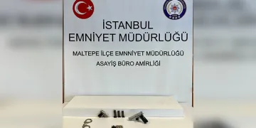 Sürücü fren yerine gaza basınca beton korkulukları yıkan araç bahçe duvarında asılı kaldı
