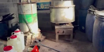 Adana’da ev baskında bin 50 litre kaçak alkol ele geçirildi