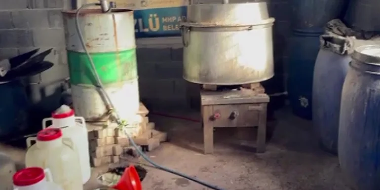 Adana’da ev baskında bin 50 litre kaçak alkol ele geçirildi