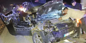 TIR’a arkadan çarpan otomobilde 5 kişi yaralandı