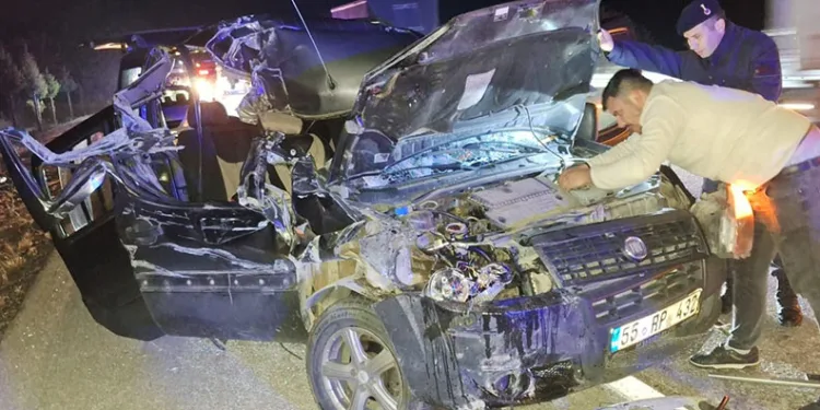 TIR’a arkadan çarpan otomobilde 5 kişi yaralandı