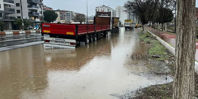 İncirliova’da karayolu göle döndü