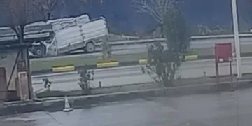 TIR’a arkadan çarpan kamyonetin sürücüsü hayatını kaybetti