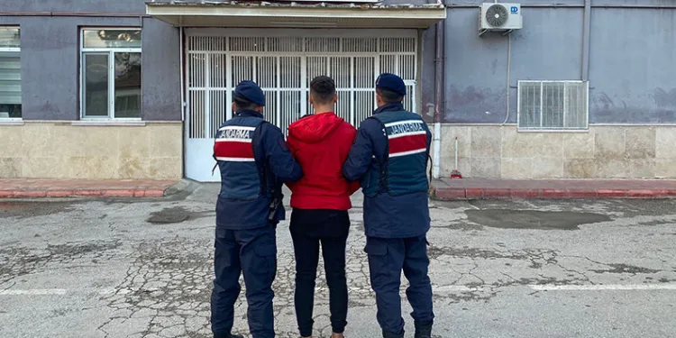 Hırsızlık suçundan aranan şahsı jandarma yakaladı