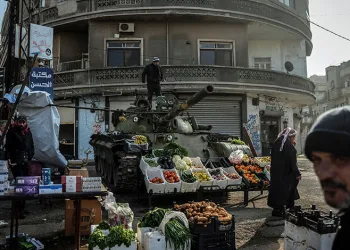 Suriyeli esnaf Esad’ın bomba yağdırdığı tankı manav tezgahına çevirdi