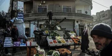 Suriyeli esnaf Esad’ın bomba yağdırdığı tankı manav tezgahına çevirdi