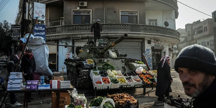 Suriyeli esnaf Esad’ın bomba yağdırdığı tankı manav tezgahına çevirdi