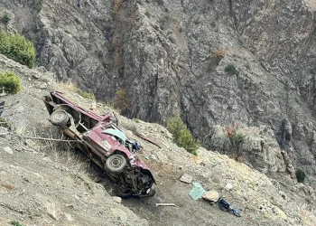 Seyir halindeki tır alev alarak yandı
