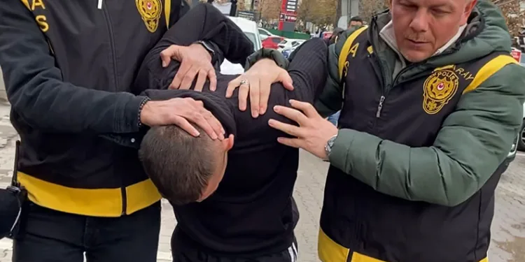 Eski eşini 14 yerinden bıçaklayan şahıs adliyeye sevk edildi