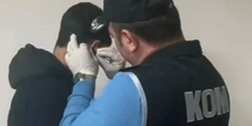 Ehliyet sınavında özel düzenekli kopyaya gözaltı