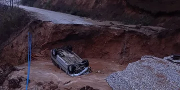 Dağlık alanda yol çöktü, otomobil içine düştü