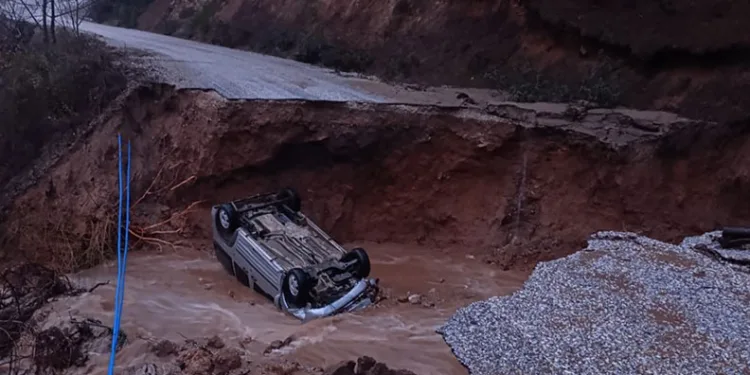 Dağlık alanda yol çöktü, otomobil içine düştü