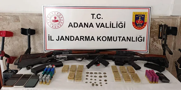 Adana’da evde 23 sikke ve 5 silah çıktı