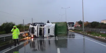 Kontrolden çıkan TIR bariyere çarpıp devrildi