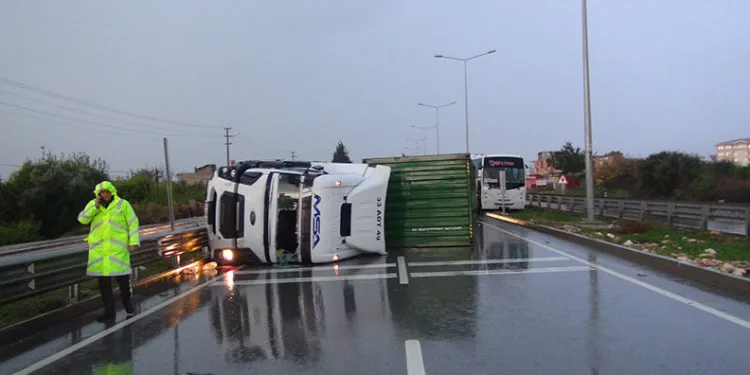 Kontrolden çıkan TIR bariyere çarpıp devrildi