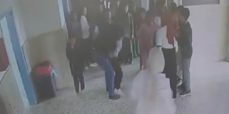 Heimlich manevrasıyla öğrenciyi kurtardı