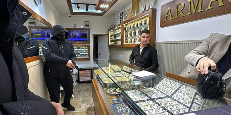 Kuyumcu soygunu tatbikatı gerçeği aratmadı