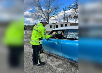 Falezlerden denize uçan araca ulaşıldı, kayıp sürücü aranıyor