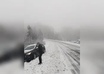 Kar yağışı sürücülere zor anlar yaşattı