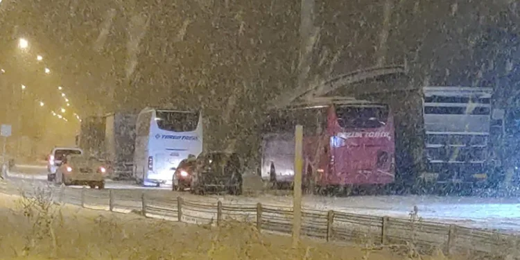 Erzurum’da ulaşıma kar engeli