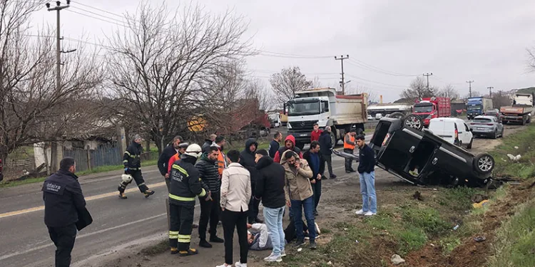 Tekirdağ’da virajda kayan araç takla attı: 2 yaralı