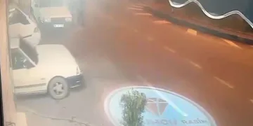 Bursa’da yola dikkatsiz çıkan otomobil motosiklete çarptı