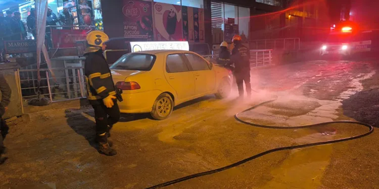 Mardin’de park halindeki otomobil alev topuna döndü