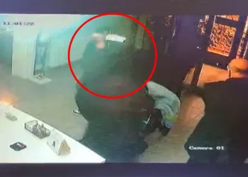 Bursa’da çocuklarının yanında diş hekimini bıçakladı
