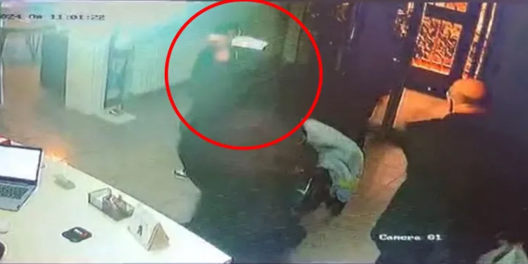Bursa’da çocuklarının yanında diş hekimini bıçakladı