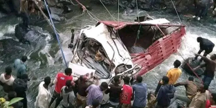 Etiyopya’da yolcu taşıyan kamyon nehre düştü: 66 ölü