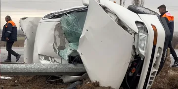 Hafif ticari araçla çarpışan otomobil hurdaya döndü: 1 ağır yaralı
