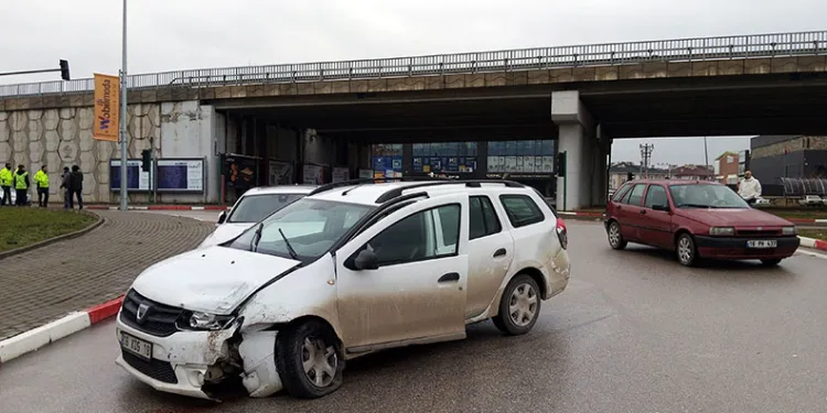 Bursa’da 2 otomobil çarpıştı, 2 kişi yaralandı
