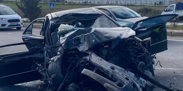 TIR’la çarpışan otomobil hurdaya döndü: 3 yaralı