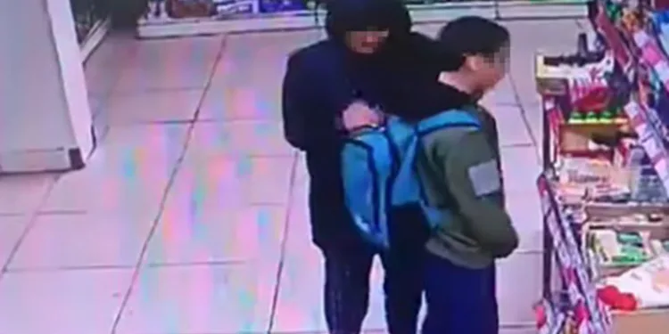 Çaldığı malzemeleri çocuğun sırt çantasına doldurdu