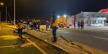 Direksiyon hakimiyetini kaybeden sürücü direklere çarparak durdu