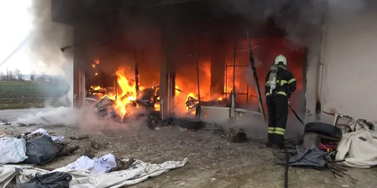 Bafra’da tekstil atölyesi alevlere teslim oldu