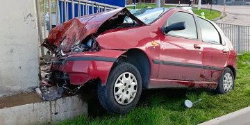 İzmir’de otomobil üst geçide çarptı: 1 ölü, 1 yaralı