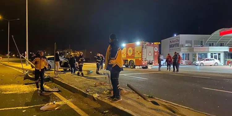 Direksiyon hakimiyetini kaybeden sürücü direklere çarparak durdu