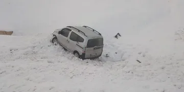 Bingöl’de araç şarampole yuvarlandı: 3 yaralı