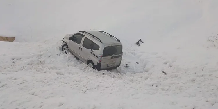Bingöl’de araç şarampole yuvarlandı: 3 yaralı