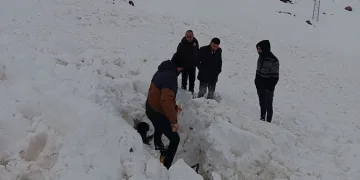 Şırnak’ta çığ düştü, kepçe operatörü ölümden döndü