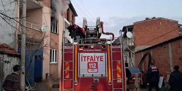Yangında mahsur kalan 2 çocuk itfaiye ekiplerince kurtarıldı