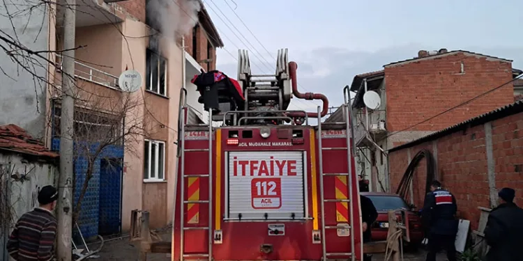 Yangında mahsur kalan 2 çocuk itfaiye ekiplerince kurtarıldı