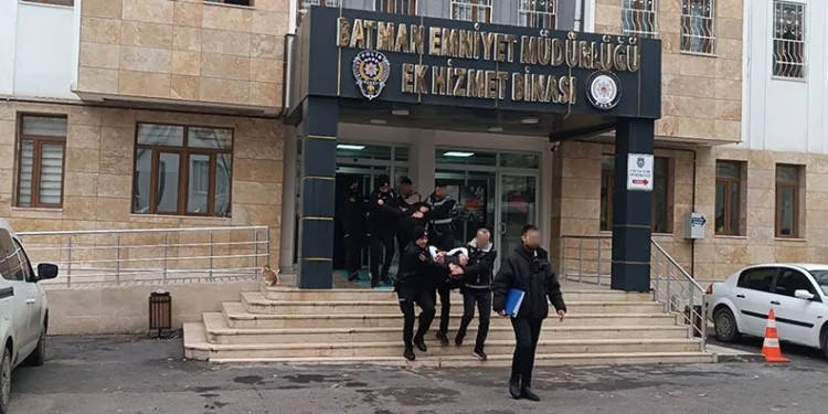 Batman’da 18 yaşındaki gencin cinayet şüphelileri adliyeye sevk edildi