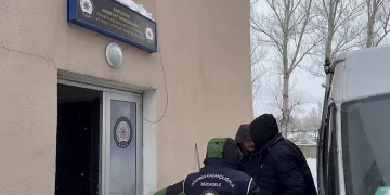 Kamyonetin kasasına gizlenmiş bölümde kaçak göçmenler yakalandı