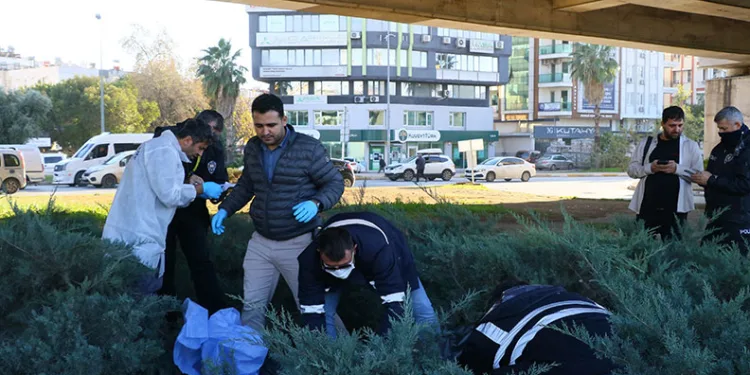 Cesedi günler sonra gelen kokuyla tesadüfen bulundu
