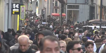 Yeni yıla saatler kala İstiklal Caddesi’nde insan seli